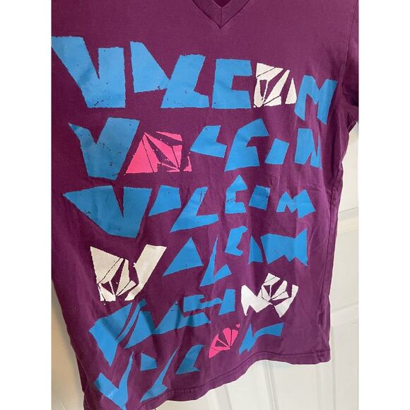 Volcom Shirt Mens Medium Purple Slim Fit V Neck AOP Surfing Skater Graphic Tee - Picture 3 of 6